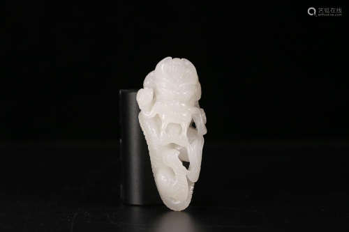HETIAN JADE HOLLOW-OUT HAND PIECE WITH DRAGON PATTERN