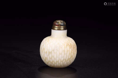 HETIAN JADE BAMBOO PATTERN SNUFF BOTTLE