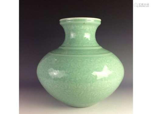 Exquisite Chinese celadon bottle vase with floral