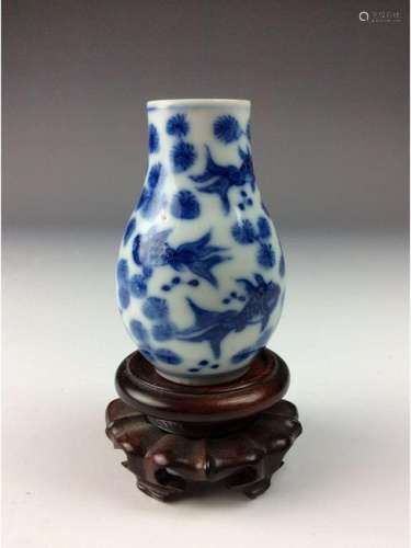 Fine Chinese porcelain vase, blue & white glaze,
