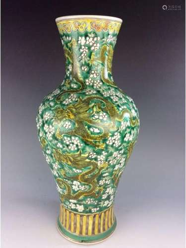 Elegant Chinese porcelain bowl, Verte glazed, decorated