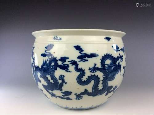 Chinese blue and white porcelain round pot painted with