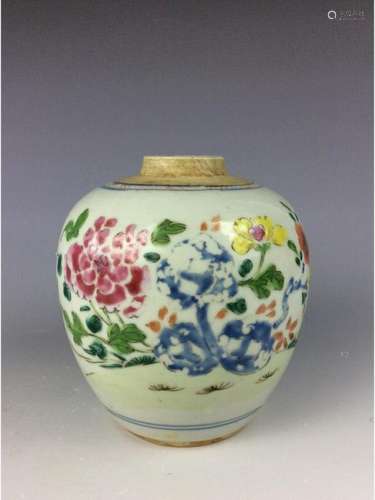 Antique Chinese famille rose pot with floral