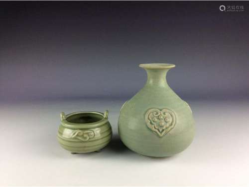 A set of two pieces Chinese celadon bottle vase and