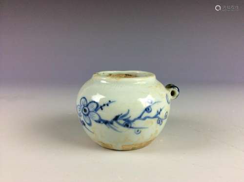 Chinese Yuan dynasty style B/W porcelain small round