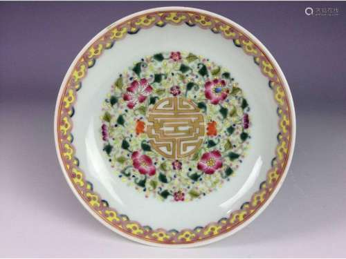 Beautiful Chinese porcelain plate, famille rose glazed,