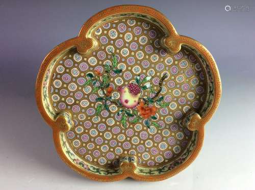 Very rare and pretty Chinese porcelain dish, famille