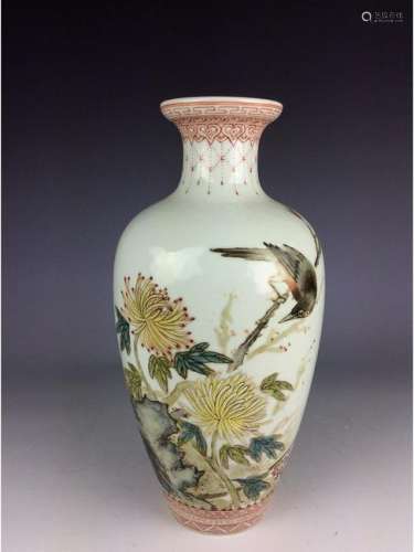 Vintage Chinese porcelain vase decorated with bird
