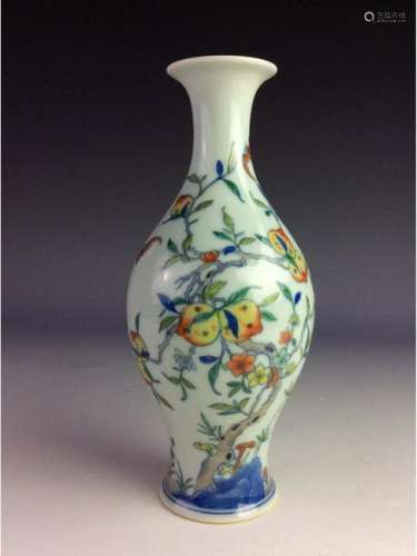 Fine Chinese porcelain vase, famille rose glazed,