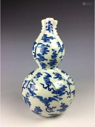 Fine Chinese porcelain blue & white vase, decorated and