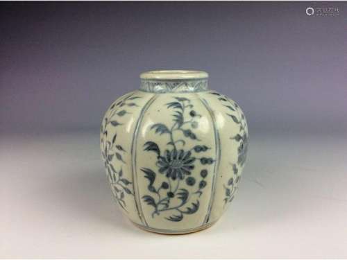 Chinese Ming style porcelain pot, blue and white