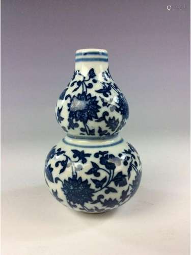 Small Chinese porcelain plate, blue & white glazed,