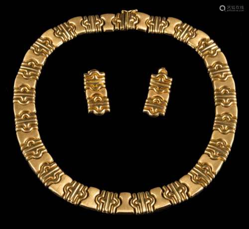A suite of '22KT' stamped parentesi-style jewellery: comprising necklace,