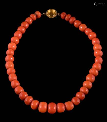 A coral bead single-string necklace on vacant-set clasp: approximately 58gms gross weight.