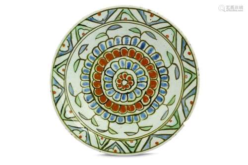 AN IZNIK POTTERY DISH WITH FLORAL DESIGN