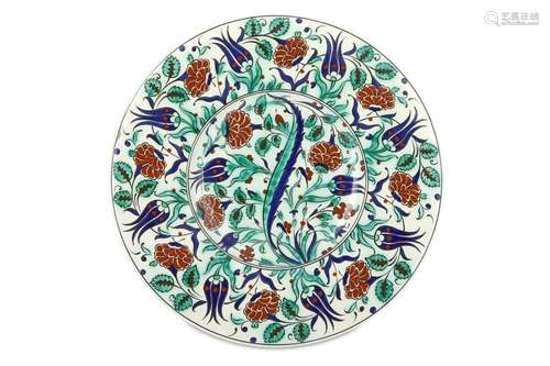 A LARGE IZNIK-STYLE POTTERY SERVING PLATE