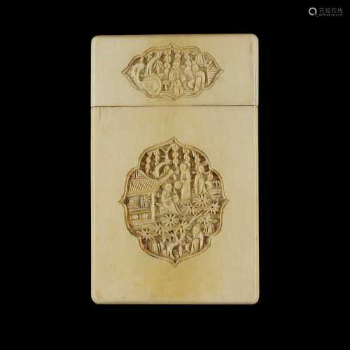 Y CANTON IVORY CARD CASE QING DYNASTY, 19TH CENTURY of rectangular form, deeply cut with four