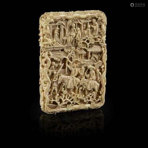 CARVED CANTON IVORY CARD CASE LATE QING DYNASTY, 19TH CENTURY deeply carved with detailed scenes