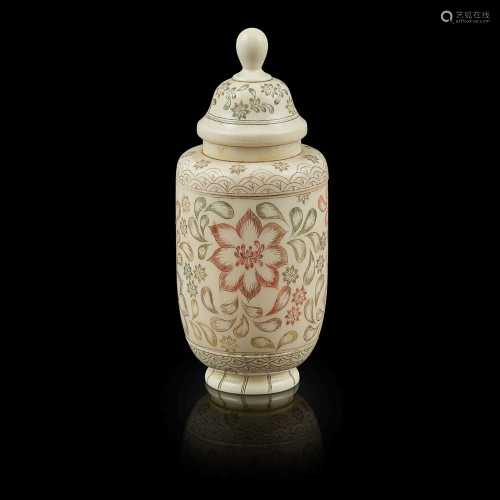 IVORY SNUFF BOTTLE WITH LID 19TH-20TH CENTURY the body of cylindrical form, with fine engraved