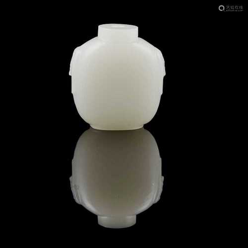 JADE-EFFECT GLASS SNUFF BOTTLE QING DYNASTY, 19TH-20TH CENTURY of traditional form, plain body