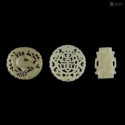 COLLECTION OF THREE JADE PIECES LATE QING DYNASTY - REPUBLIC PERIOD, 19TH-20TH CENTURY comprising