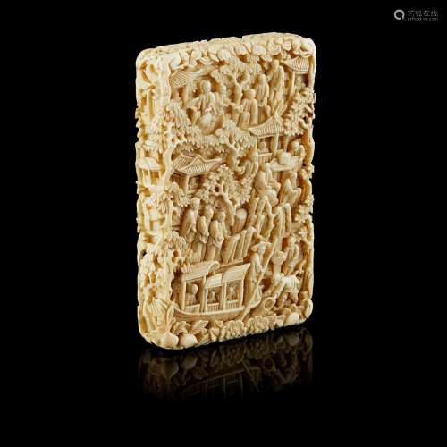 Y CARVED CANTON IVORY CARD CASE QING DYNASTY, 19TH CENTURY finely carved
around the exterior with