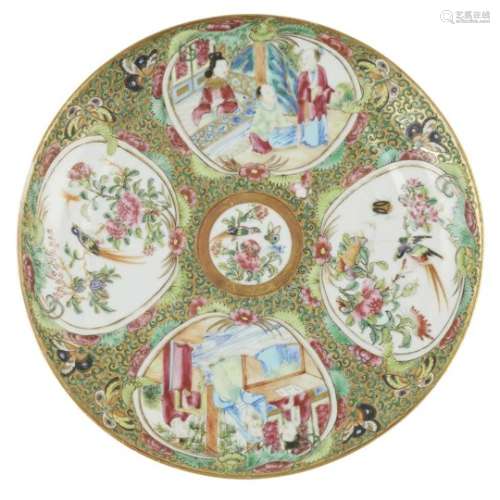 CANTON FAMILLE ROSE DECORATED PLATE QING DYNASTY, 19TH CENTURY of circular form, the gilt ground