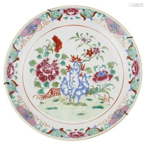LARGE PORCELAIN FAMILLE ROSE DISH REPUBLIC PERIOD, 20TH CENTURY decorated in polychrome enamels