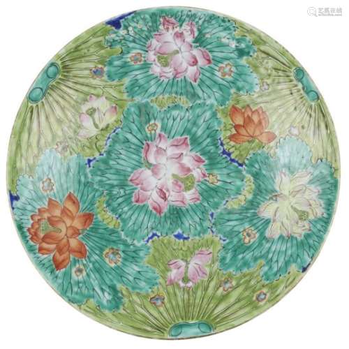 FAMILLE ROSE SAUCER DISH QING DYNASTY, 19TH CENTURY of circular form supported on a short foot