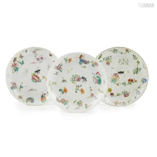 ? THREE CHINESE PORCELAIN FAMILLE ROSE PLATES QING DYNASTY, 19TH CENTURY enamelled with crickets,