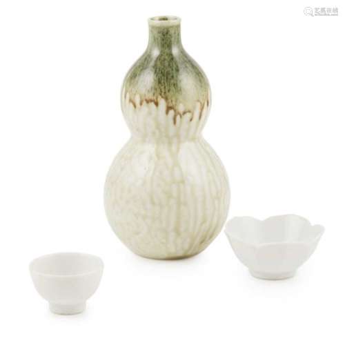 CONTEMPORARY CHINESE DOUBLE GOURD VASE 20TH CENTURY of typical form, with green glaze spreading down