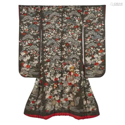 JAPANESE EMBROIDERED SILK KIMONO MEIJI PERIOD the exterior woven with carnes and various birds in