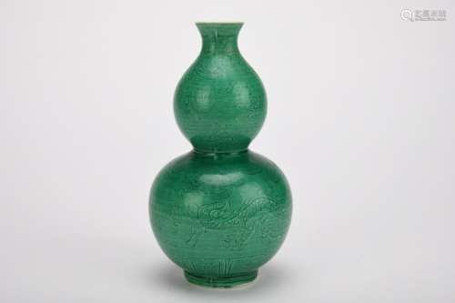 Chinese Qing Dynasty Green Glazed Dragon Pattern Bottle