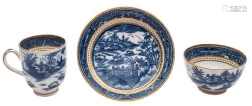 A Caughley blue and white trio: printed with the chinoiserie 'Fence and House' pattern within gilt