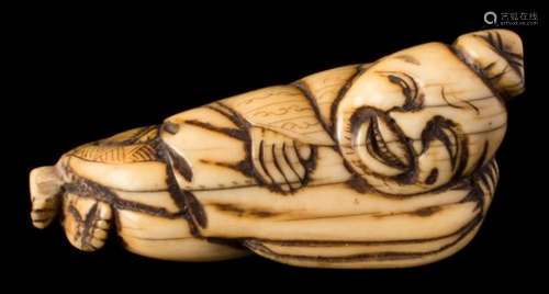 A Japanese carved ivory netsuke: depicting a laughing entertainer carrying a sack,