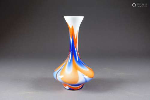 Vase bouteille à Col tulipé tricolore. Verre opali…