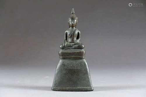 Bouddha assis en Tailleur. Les mains en position “…