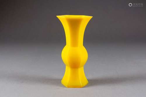 Vase Cornet de section hexagonale. Verre de Pékin …