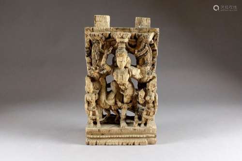 Shiva et Suiveuses. Haut relief en bois sculpté d'…