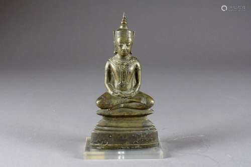 Bouddha Shakyamuni. Assis et méditant, les mains j…