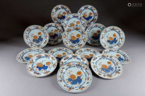 Suite de seize Assiettes. Porcelaine de Chine d'ex…