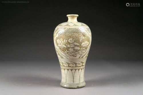 Vase Cizhou de Forme Meiping. A décor sgraffite d'…