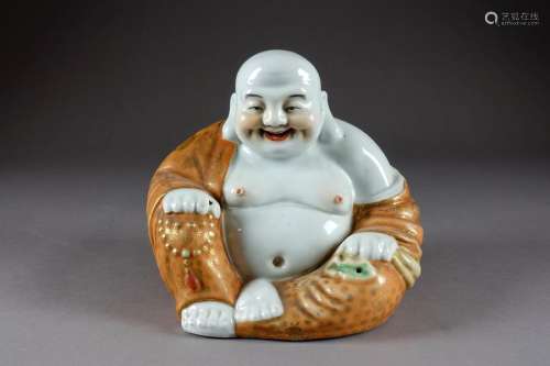 Happy Bouddha (Milofo). Assis et souriant. Vêtu d'…