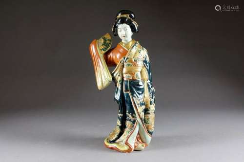 Kutani. Grande geisha en habit traditionnel, un év…