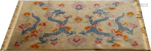Carpette Népal. Elle présente deux dragons se disp…