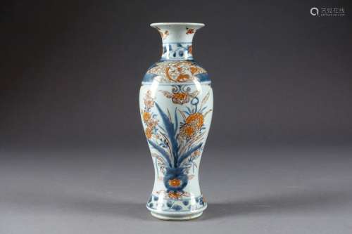 Vase fuselé. Porcelaine de Chine à décor, dans la …