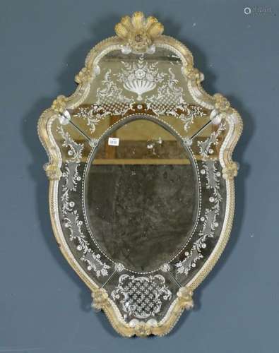 Miroir de Venise. De forme violonée et gravé de fl…