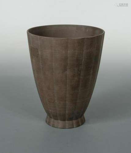 Keith Murray for Wedgwood, a brown basalt vase,