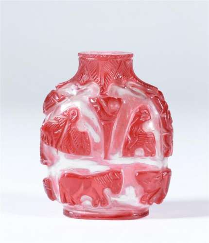 A CHINESE RED-OVERLAY WHITE GLASS SNUFF BOTTLE