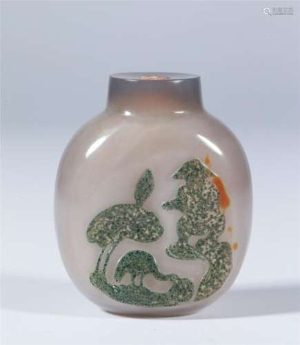 A CHINESE WELL CARVED AGATE SNUFF BOTTLE